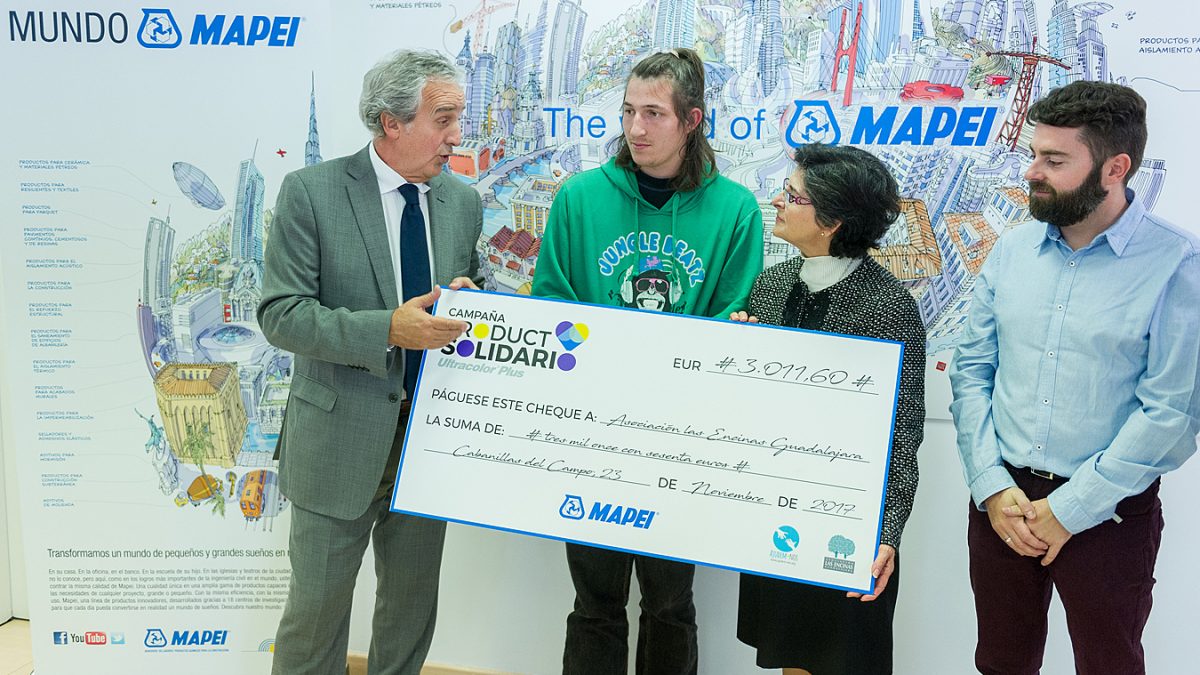 Mapei hace entrega de su aportación solidaria a la Asociación Las Encinas